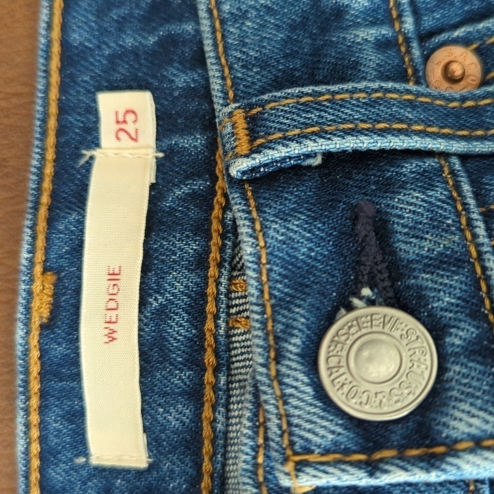 Levi's Women's Wedgie Fit Jeans - Picture 7 of 12